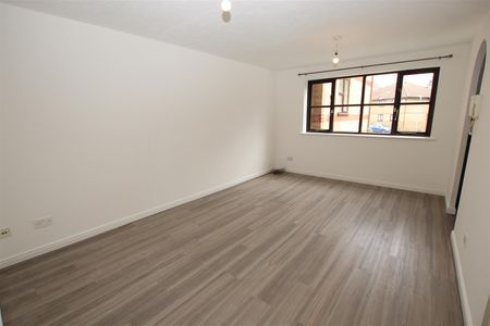 2 bedroom Flat to let - Photo 2