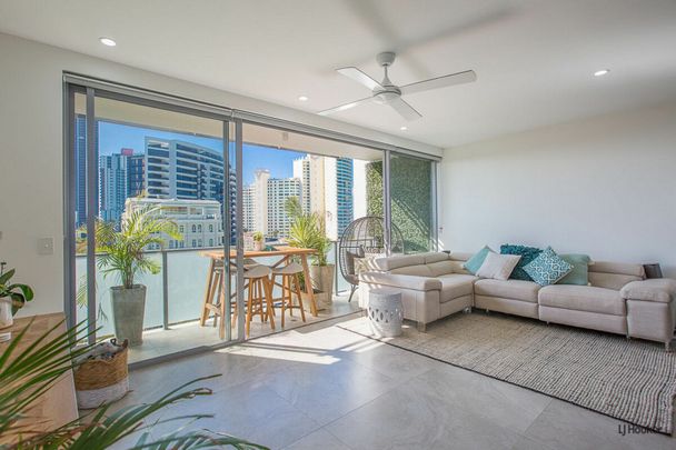 Contemporary Two Bedroom Apartment - Perfect Location! - Photo 1