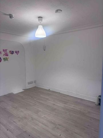 5 bedroom semi-detached house to rent - Photo 2