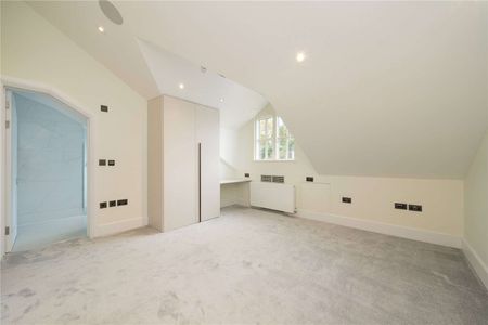 An impressive six bedroom modern family home close to Wimbledon Common. - Photo 5