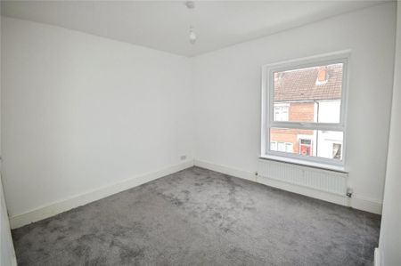 2 bedroom end of terrace house to rent - Photo 5