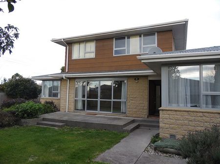 A spacious home with double glazing - Photo 5