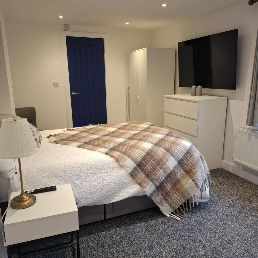 Room to let in newly refurbished HMO – Heneage Road - Photo 1