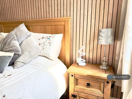 1 bedroom in a house share to rent - Photo 4