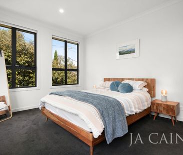 SPACIOUS THREE BEDROOM TOWNHOUSE - Photo 2