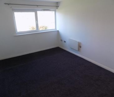 2 bedroom Flat To Let - Photo 2