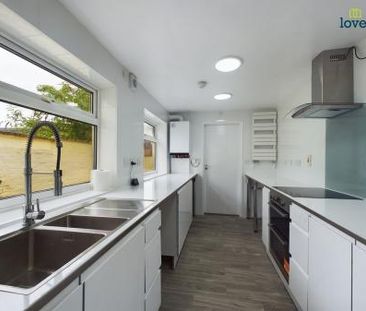 2 bedroom Terraced House To Let - Photo 2
