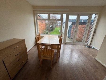 3 bedroom semi-detached house to rent - Photo 3