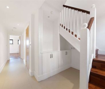 A spectacular find from Savills - a spacious 3/4 double bedroom, 3 ... - Photo 1