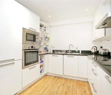 Large 2 bed 2 bath located within a secure modern development - Photo 1