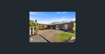 LARGE FAMILY HOME - CLOSE TO GOLF COURSE - Photo 3