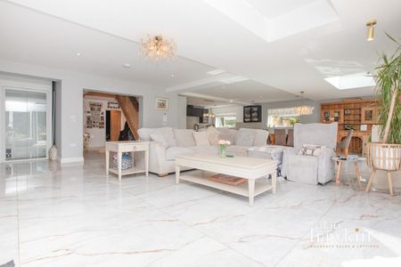 5 bedroom detached house to rent - Photo 3