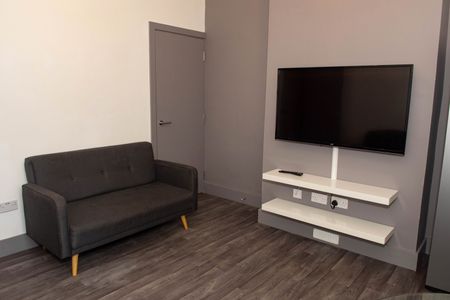 4 Bed Semi-Detached House, Berridge Road, NG7 - Photo 2