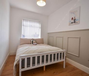 3 bedroom flat to rent - Photo 4