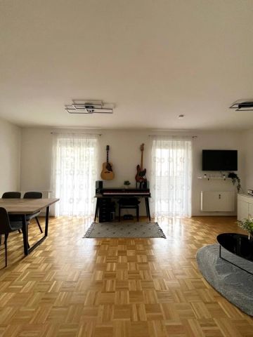 Geräumige neuwertige 2-Zimmer-Wohnung mit großem Balkon in zentraler Lage! - Photo 3