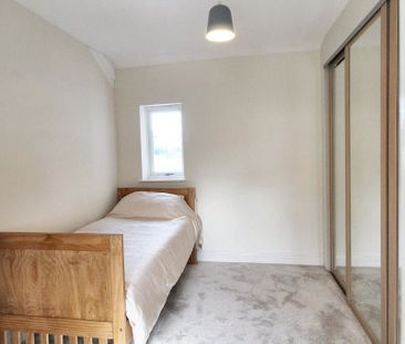 4 Bedroom Renovated Farmhouse, Wrexham - Photo 1
