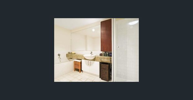 Townhouse complete with city views! - Photo 1