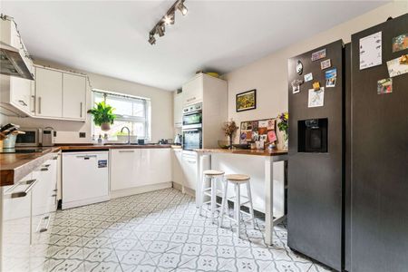 2 bed flat with off street parking and communal garden - Photo 4