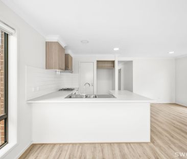 Neat and spacious three bedroom home in quiet location - Photo 6