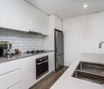 Stylish North-Facing Apartment in Prime Penrith Location - Photo 6