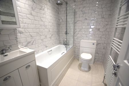 Broadway House, SS9 1AE - Photo 3