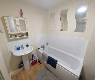 2 bed Apartment - To Let - Photo 2