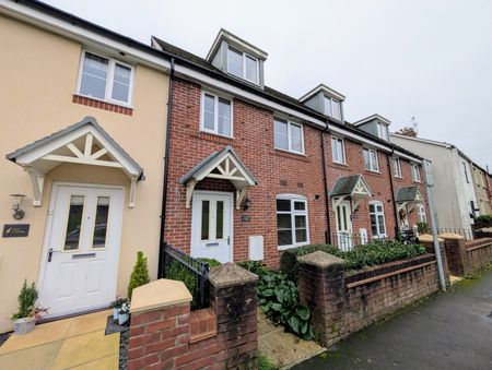 A 3 Bedroom Terraced - Photo 2