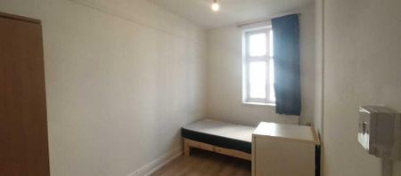 1 bedroom in a flat share to rent - Photo 4
