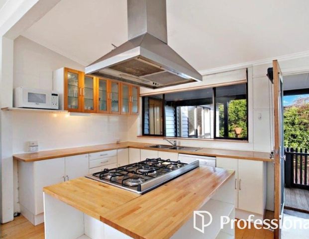 SPACIOUS FAMILY HOME - Photo 1