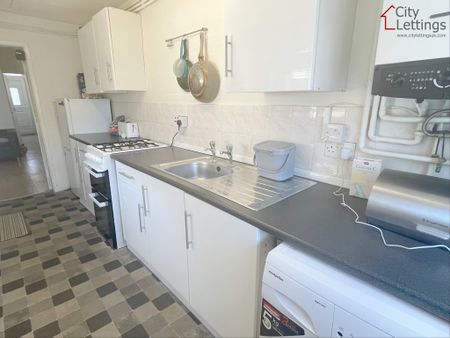 2 Bedroom Mid Terraced House - Photo 5