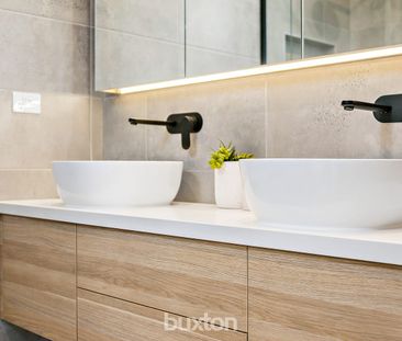 CONTEMPORARY ELEGANCE - Photo 6