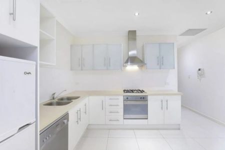 SPACIOUS 2 BEDROOM APARTMENT IN THE HEART OF CBD - Photo 3