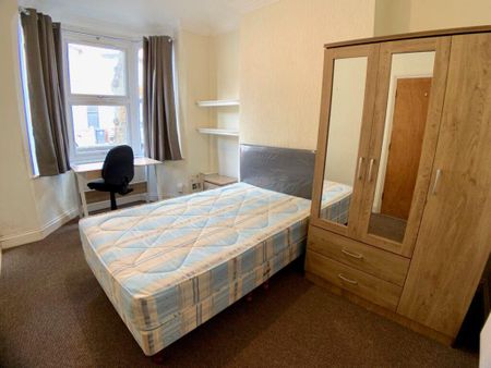 3 bedroom terraced house to rent - Photo 2