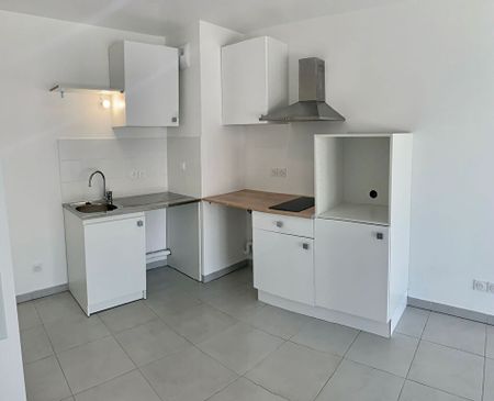 LE PUY SAINTE REPARADE APPARTEMENT T2 TERRASSE ET PARKING, - Photo 2