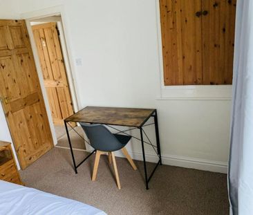 2 bedroom private hall to rent - Photo 2