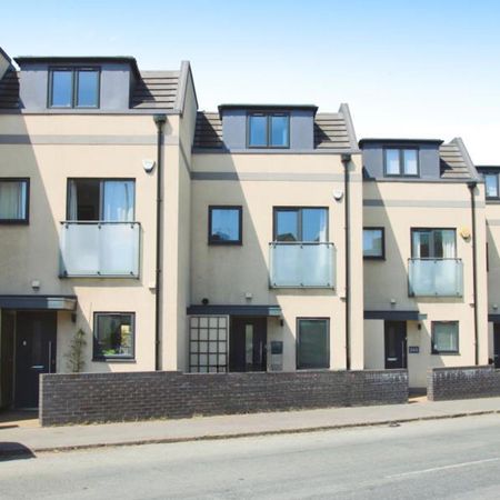 ***Due to BCC restrictions this property is not available for three or more sharers*** Ocean present this immaculate town house, located near Victoria Park, offers modern living with four spacious bedrooms, an open-plan kitchen and reception area, a serene garden, and excellent energy efficiency, making it an ideal home for families and couples. - Photo 5