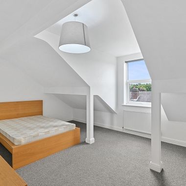 Spacious 6-Bed Student House with Two Bathrooms & Convenient Amenities - Photo 1