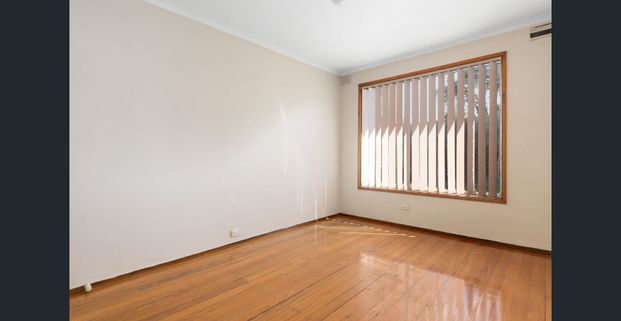 ~ 3 Bdrm Unit ~ Rear of Block with Large Yard - Polished Floorboards - Photo 1