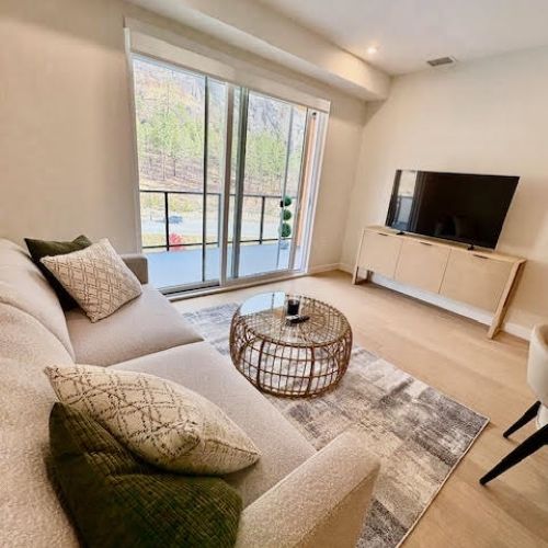 Stunning Top Floor Unit – ZARA 2 - Photo 1