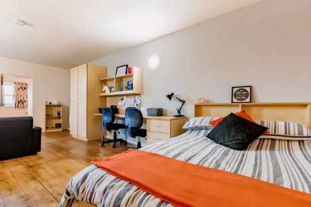 One Bed Apartment - Photo 2