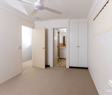 Prime Main Beach Apartment with New Carpet and Freshly Painted Ceil... - Photo 5