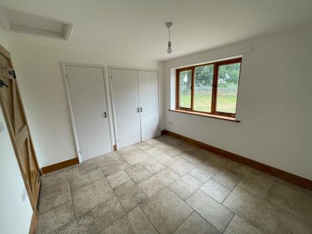 2 bedroom character property to rent - Photo 4