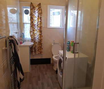 1 bedroom in a flat share to rent - Photo 5