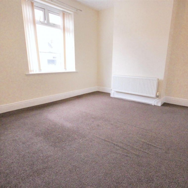 2 Bedroom House - End Terrace To Let - Photo 1