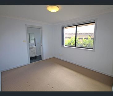 Spacious split level 3 bedroom villa with lock up garage - Photo 1