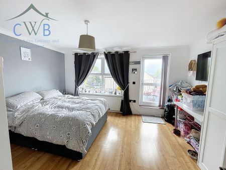 5 bedroom semi-detached house to rent - Photo 4