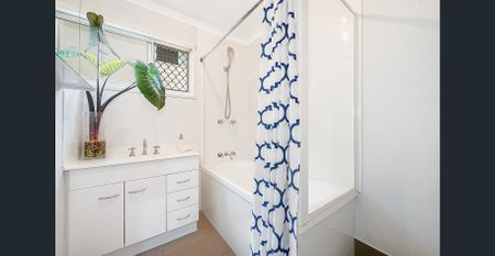 FAMILY HOME JUST A STONES THROW FROM THE SHORE! - Photo 2