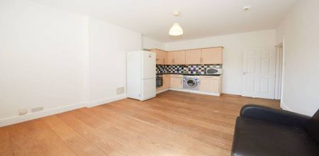 2 Bedroom, 2 bath, 1 reception Flat - Photo 3