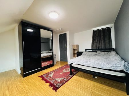 1 bedroom in a house share to rent - Photo 3