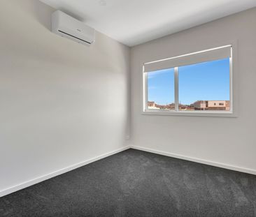 13 Cowboy Walk, Fraser Rise VIC 3336 - Townhouse For Rent | Domain - Photo 3
